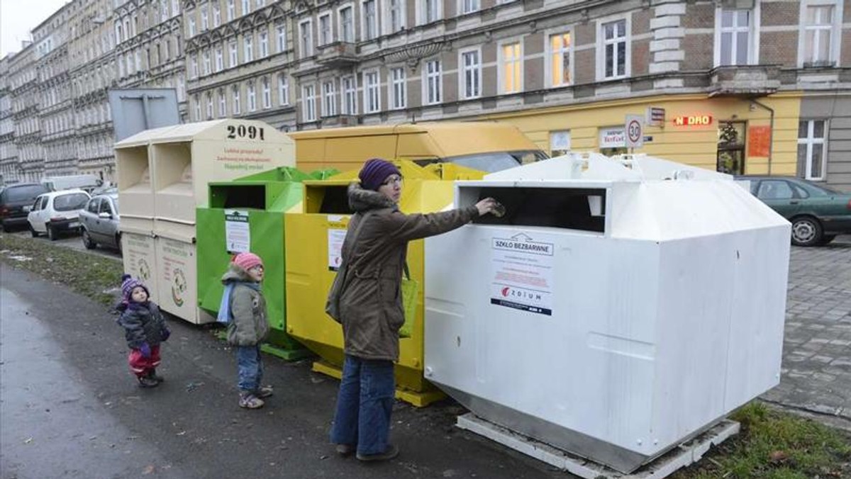 Wrocławianie wciąż nie wiedzą, o ile od lipca wzrosną opłaty za odbiór śmieci. Dlaczego? Bo na ostatniej sesji rajcy miejscy zdecydowali, że chcą na ten temat nadal dyskutować. W tej chwili pewne jest więc tylko, że zapłacimy więcej. Ale ile i według jakich zasad - wciąż pozostaje tajemnicą.