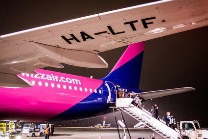 WizzAir daje 100 tys. darmowych biletów dla uciekających przed wojną. Płatne tylko większe bagaże