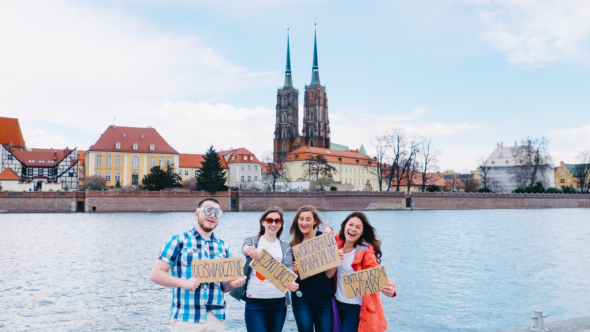 Wrocław szuka wolontariuszy do obsługi wydarzeń w mieście, które będą poprzedzać Światowe Dni Młodzieży. Grupa ponad 300 chętnych do pomocy już jest. Cały czas brakuje jednak około 150 osób. Rekrutacja potrwa do 15 czerwca.