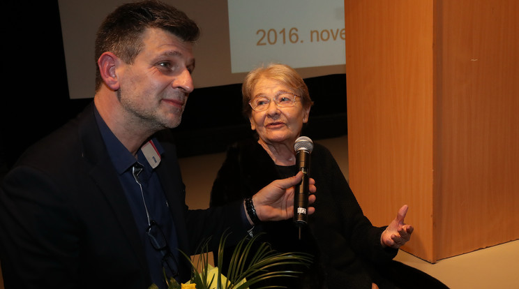 Törőcsik Mari és Kárász Róbert remélik, hogy sokan licitálnak majd a macikra / Fotó: Grnák László