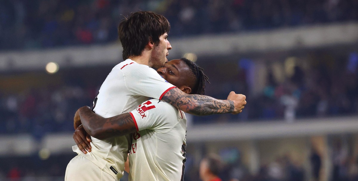 Radość piłkarzy AC Milan Sandro Tonaliego (L) i Rafaela Leao (P)