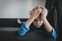 Jak nauczyć dzieci obsługiwać emocje? Tłumaczymy punkt po punkcie