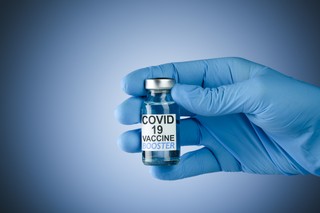 Rośnie liczba zachorowań na Covid-19, a szczepionki są ważne jeszcze tylko 9 dni. Nowych zaleceń nie ma