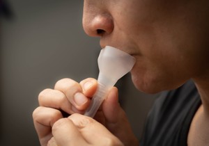 Upotreba drugih bioloških tečnosti, uključujući pljuvačku i suze, za procenu nivoa vitamina D i glukoze