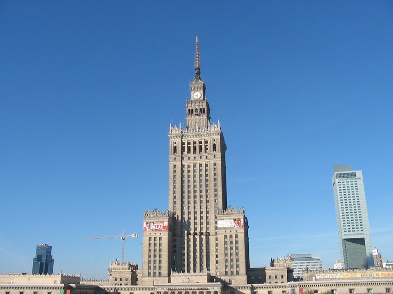 Najdrożej w skali kraju płaci się za wywóz śmieci oraz bilety miejskie w Warszawie