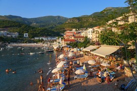 "TERAJU PARADAJZ TURISTE"! Astronomske cene ležaljki u poznatom mestu u Crnoj Gori dovele Srbe do NERVNOG SLOMA: "Ovog nema ni u Dubaiju"