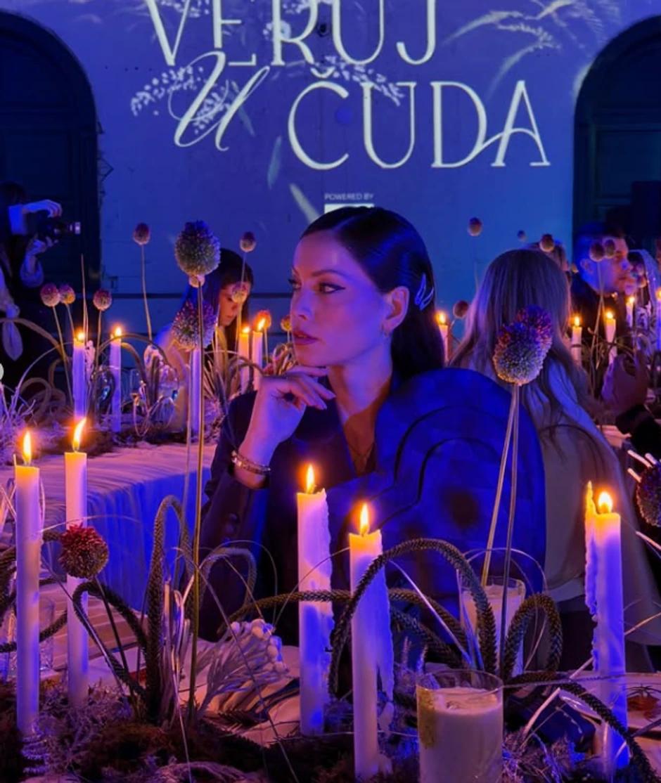 Mirka u šik izdanju pozira za stolom