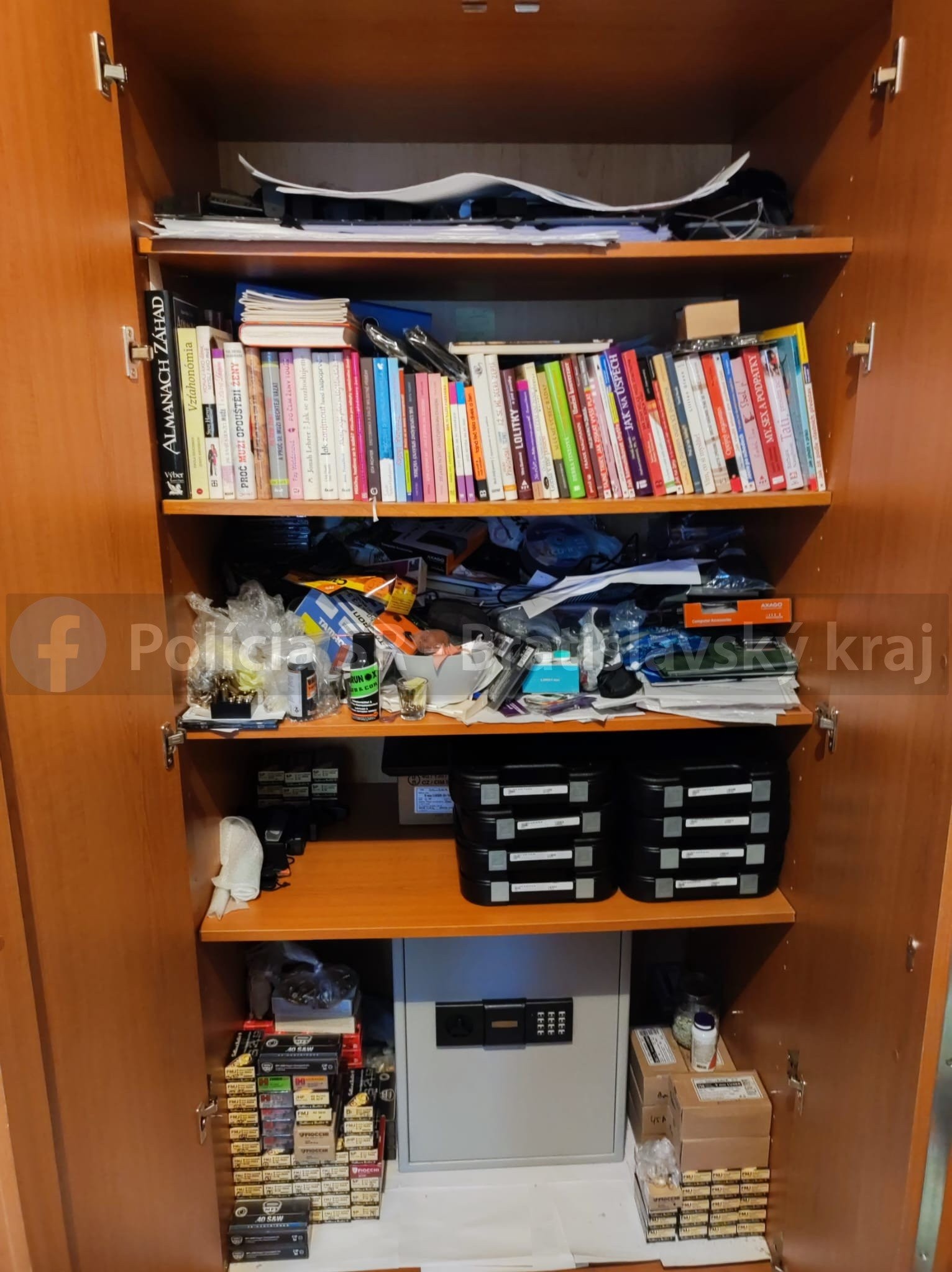 Kriminalisti našli 8 strelných zbraní typu GLOCK, ktoré mal spolu s cca. 10.000 ks nábojov uskladnené v jednom z bytov. 