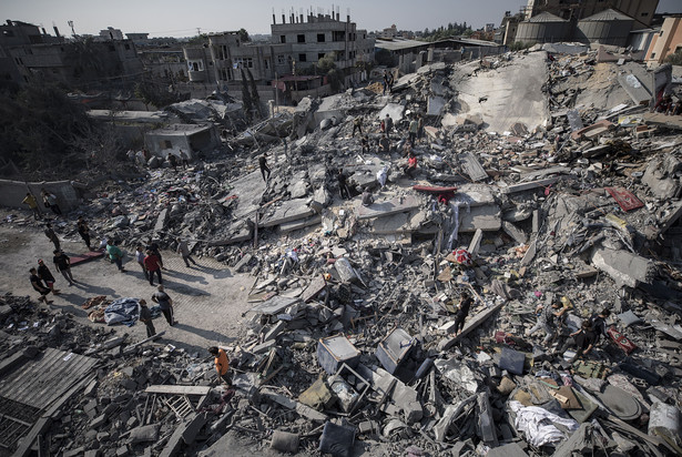 Palestyńczycy szukają ciał i ocalałych pod gruzami budynku po izraelskim nalocie na obóz uchodźców Nuseirat, Strefa Gazy, 1 listopada 2023 r.