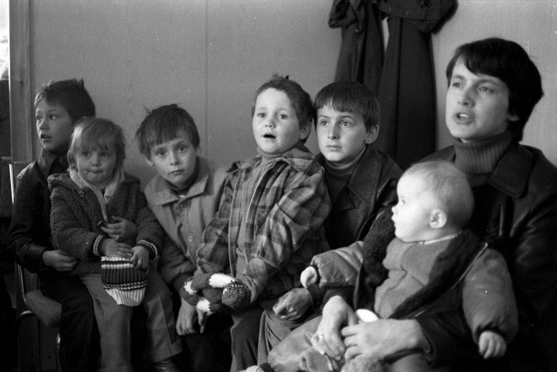 Gdańsk, 1981 r. Danuta Wałęsa i dzieci: Sławomir, Magdalena, Przemysław, Jarosław, Bogdan i Anna (PD)