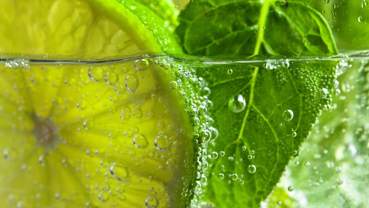 cocktail with lime and peppermint leaves