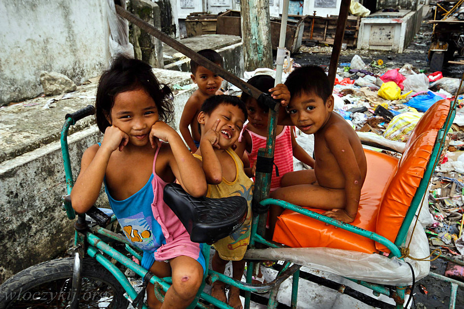 Życie na cmentarzu Navotas w Manili