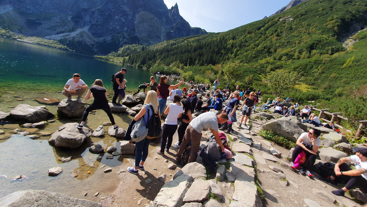 Tatry: bardzo duży ruch na szlakach. Tłoczno, problem z rezerwacją parkingu