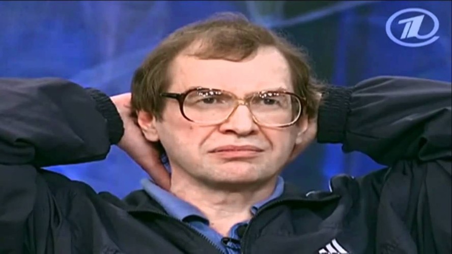 Pod względem ilości naciągniętych osób z piramidą Madoffa może jedynie rywalizować system stworzony w Rosji przez braci Mawrodich. W 1989 r. Siergiej i Wiaczesław Mawrodi założyli firmę MMM, która początkowo zajmowała się importem komputerów, ale cztery lata później jej twórców zainteresował rynek finansowy. Wpadli na absurdalny i niezwykle prosty pomysł – wyemitowali własne obligacje, które przez instytucje finansowe nie były w ogóle uważane za papiery wartościowe. Co z tego, skoro nabrać udało się 5 mln Rosjan… Może dlatego, że obiecywali „gwarantowane” 1000 proc. w skali roku. Sukces MMM opierał się na znakomitym marketingu, np. fundowaniu biednym darmowych przejazdów komunikacją miejską oraz trafiającym do emocji spotom reklamowym. Biznesmen wpadł w tarapaty przez swoją chciwość. Nie przez oszustwa, ale niepłacenie podatków.