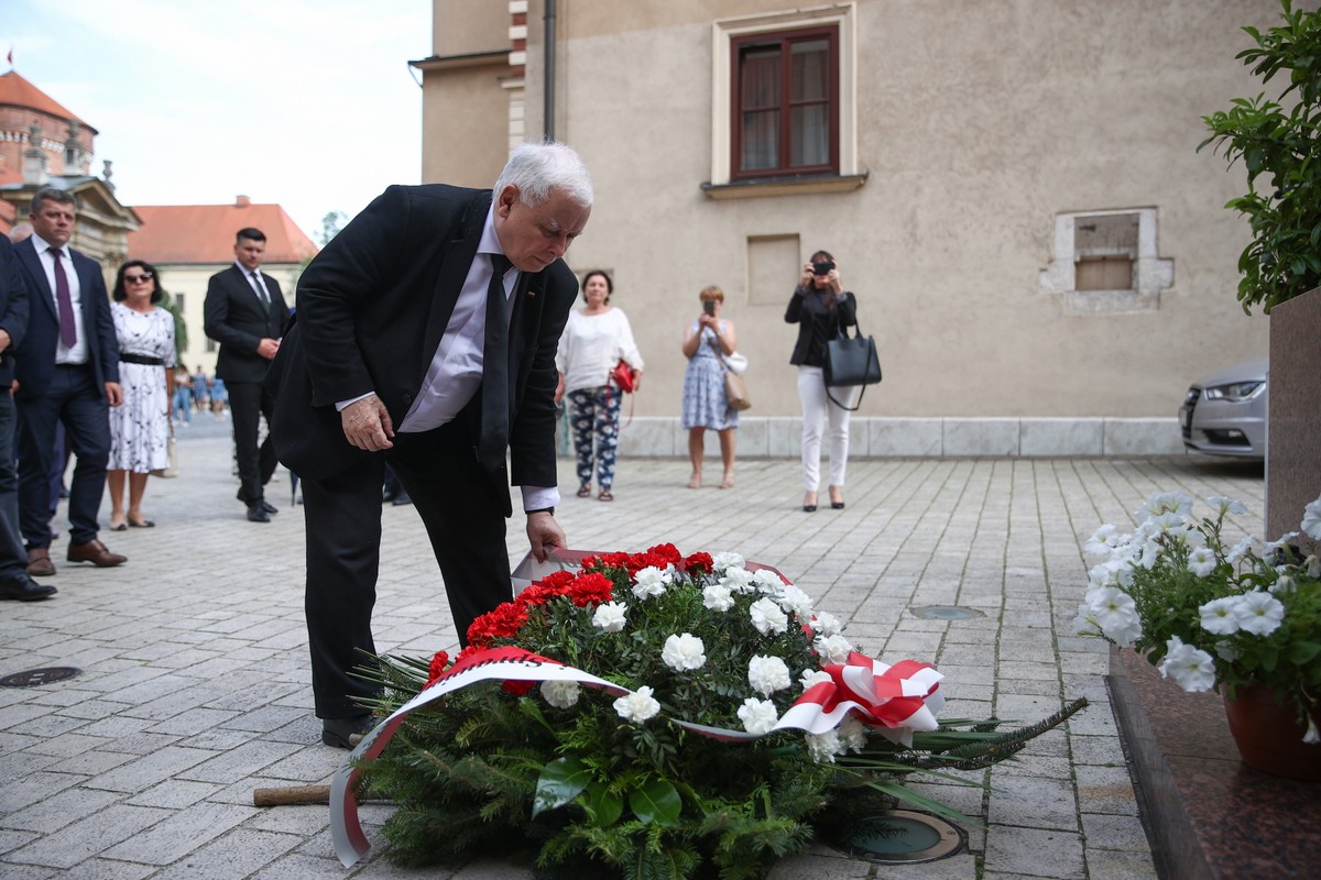 Prezes Prawa i Sprawiedliwości Jarosław Kaczyński składa kwiaty przy Pomniku Jana Pawła II na Wawelu w Krakowie, politycy PiS odwiedzają katedrę w miesięcznicę pogrzebu pary prezydenckiej Lecha i Marii Kaczyńskich