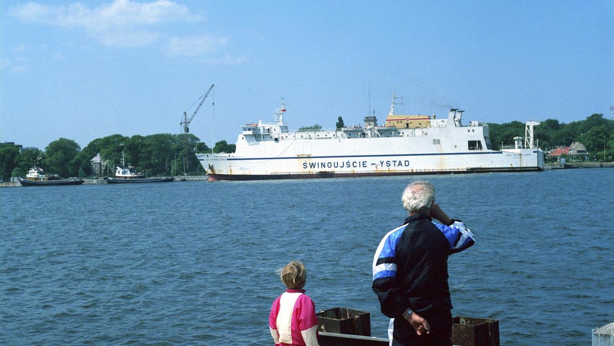 MF Jan Heweliusz cumuje przy nabrzeżu w cieśninie Świny, czerwiec 1992 r.