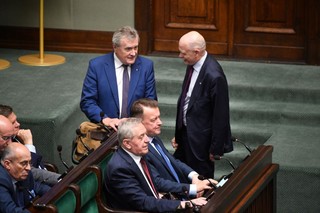 Szef MON do opozycji: Putin prowadzi wojnę hybrydową waszymi rękami