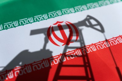 Ceny ropy wystrzelą? Atak na Iran i zagrożenie w Cieśninie Ormuz mogą wywołać globalną recesję