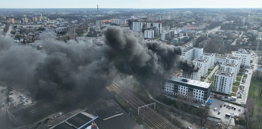 Kłęby dymu było widać z daleka. Groźny pożar bloku w Lublinie