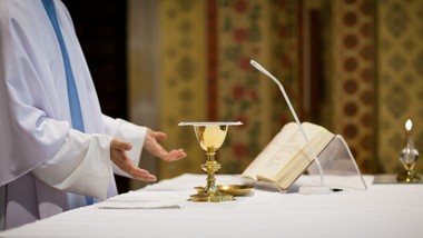 coraz więcej polaków uczestniczy w mszy św. kościół przedstawił najnow