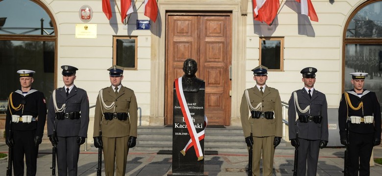 "Stanie wśród największych bohaterów Rzeczypospolitej". Szef MON odsłonił popiersie Lecha Kaczyńskiego [FOTO]