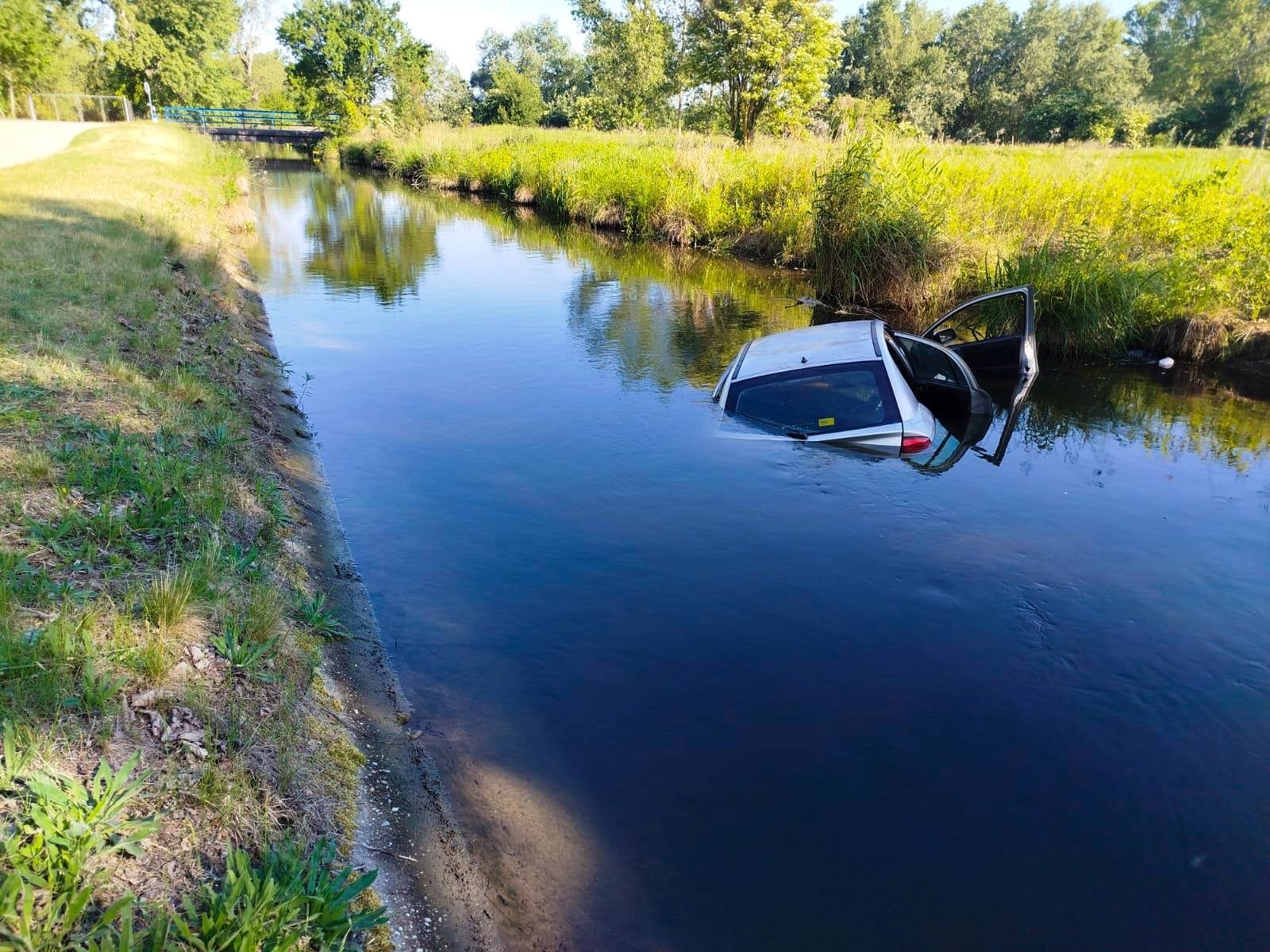 Auto skončilo pri obci Boheľov v kanáli.