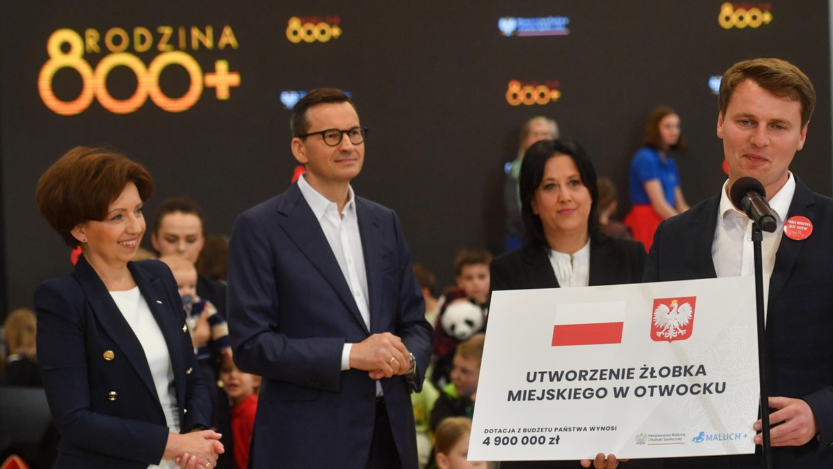 Mateusz Morawiecki, Marlena Maląg, prezydent Otwocka Jarosław Margielski i Anita Czerwińska na obchodach Międzynarodowego Dnia Rodzin. Otwock, 15 maja 2023 r.