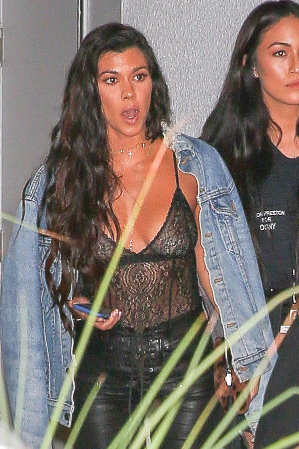 Kourtney Kardashian zaświeciła biustem. Body pożyczyła od siostry?