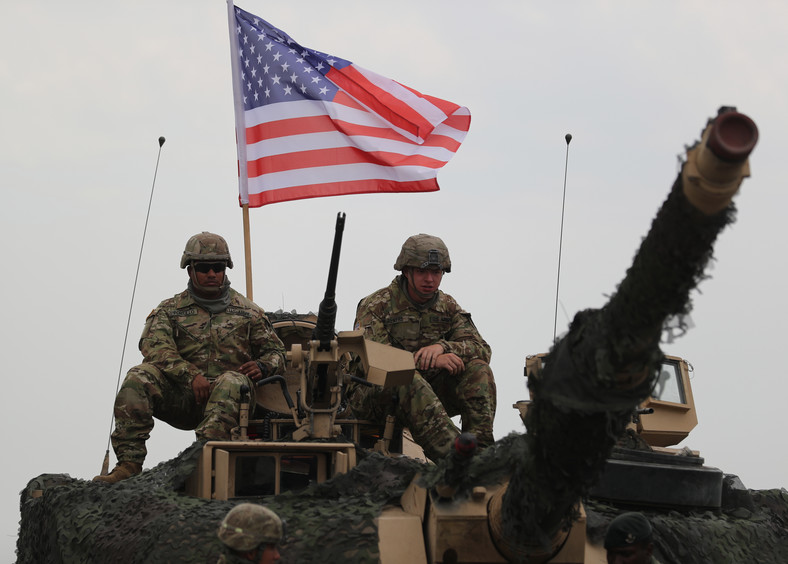 Amerykańscy żołnierze na czołgu M1A2 Abrams przed oficjalną ceremonią otwarcia wspólnych międzynarodowych ćwiczeń wojskowych „Noble Partner 2018” w bazie wojskowej Vaziani pod Tbilisi, Gruzja, 1 sierpnia 2018 r.