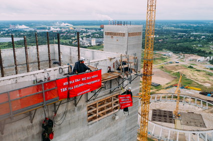 Aktywiści wspięli się na wieżę w Ostrołęce. "Politykierstwo bez związku ze środowiskiem"