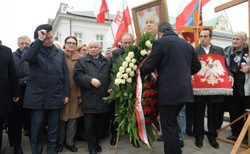Szef PiS, marszałkowie Sejmu i Senatu, ministrowie... W Warszawie upamiętniono ofiary katastrofy smoleńskiej