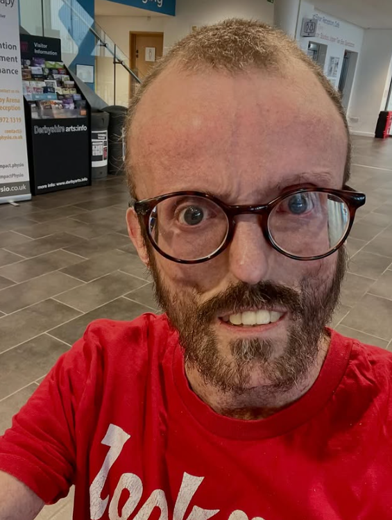 Tom je pre všetkých príkladom veľkého odhodlania.