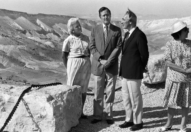 Sa bivši izraelskim premijerom Šimonom Perezom 1986.