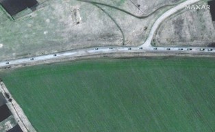 12-kilometrowy konwój wojskowy na wschód Charkowa. Są zdjęcia satelitarne