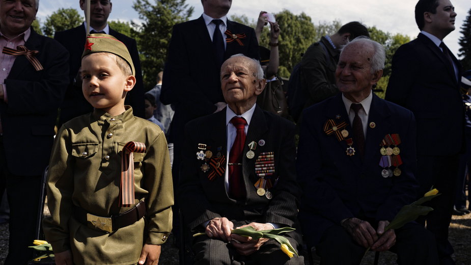 Uczestnicy akcji "Nieśmiertelny Pułk" 9 maja 2018 r. na cmentarzu żołnierzy radzieckich w Warszawie