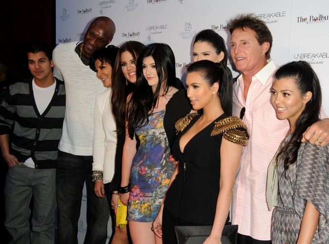 Od lewej: Rob Kardashian, Lamar Odom, Kris Jenner, Khloe Kardashian, Kylie i Kendal Jenner, Kim Kardashian, Bruce Jenner, Kourtney Kardashian