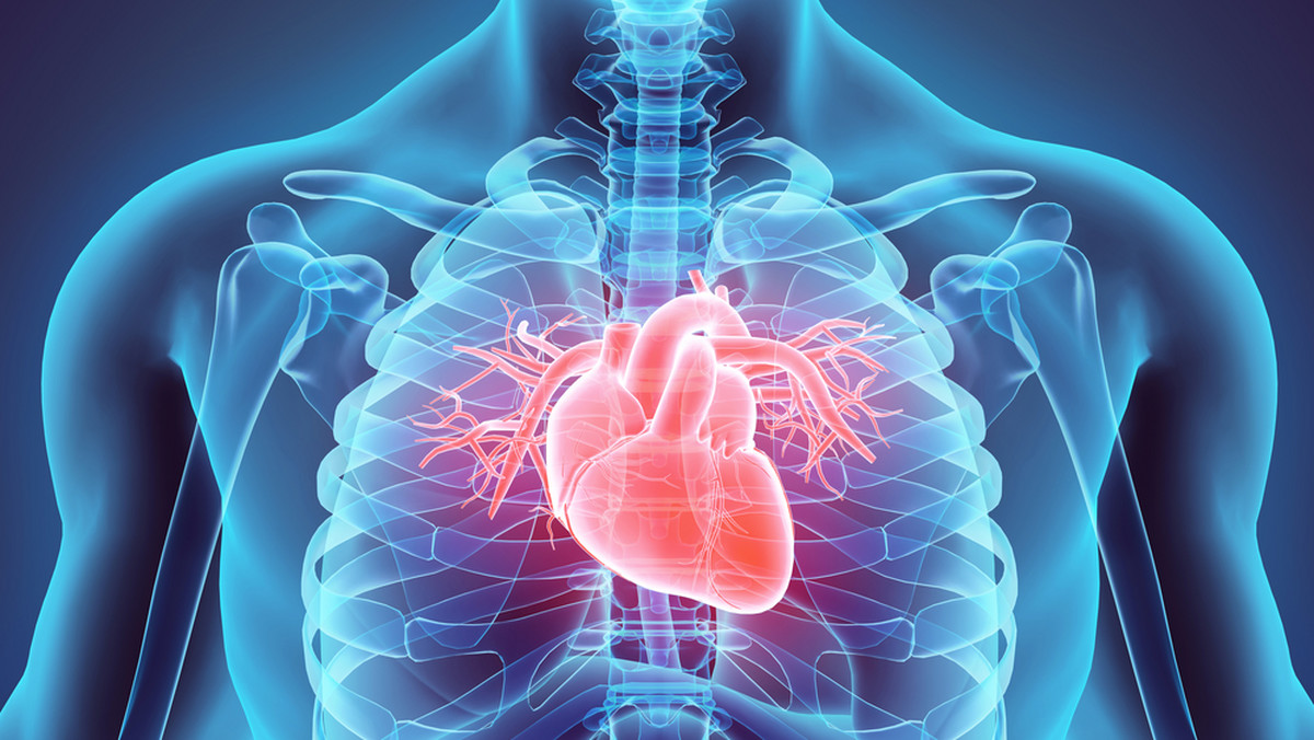 <strong>Zapalenie osierdzia,</strong> czyli zapalenie mięśnia sercowego – innymi słowy jest to stan zapalny zlokalizowany w worku osierdziowym, czyli zewnętrznej warstwie otaczającej mięsień sercowy. Zwykle poprzedzony jest przez infekcję wirusową lub bakteryjną. Jamę osierdzia znajdującą się pomiędzy wewnętrzną i zewnętrzną warstwą worka osierdziowego, wypełnia specjalny płyn, który minimalizuje tarcie i amortyzuje ruchy w momencie skurczów serca, utrzymując organ we właściwej pozycji. W momencie, kiedy dochodzi do stanu zapalnego, czynności te zostają zaburzone i pojawia się <strong>zapalenie osierdzia</strong>. Schorzenie to dotyka najczęściej mężczyzn w przedziale wiekowym od 20 do 50 lat. Nieleczone zapalenia osierdzia niesie za sobą bardzo poważne konsekwencje zdrowotne, m.in. ryzyko wystąpienia tamponady serca, zaliczanej do poważnego zagrożenia życia chorego.