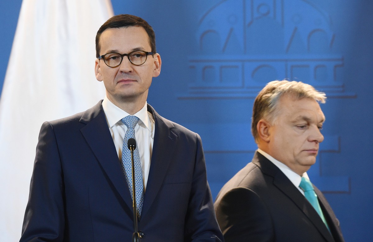 udapeszt, Węgry, 03.01.2018. Premier Mateusz Morawiecki (L) i premier Węgier Viktor Orban (P) podczas konferencji prasowej po spotkaniu w Budapeszcie, 3 bm. Politycy rozmawiali m.in. o sprawach związanych z energetyką, klimatem, migracją i bezpieczeństwem, a także o przyszłości UE. (sko) PAP/Radek Pietruszka