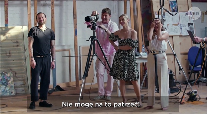 Julia Wieniawa i Joanna Krupa doradzają nagiemu uczestnikowi podczas sesji w "Top Model"