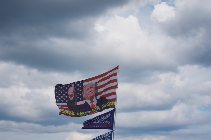 Zastava sa likom Donalda Trampa kod njegovog imanja Mar-a-Lago na Floridi
