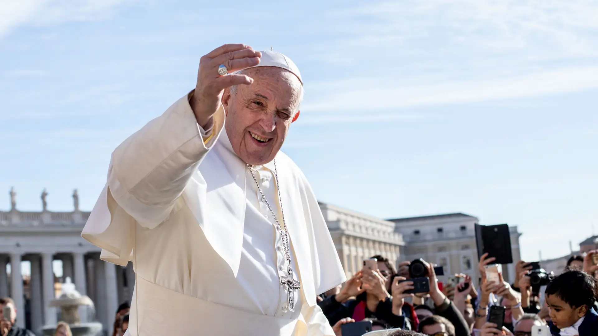 Papież Franciszek z tęczowym krzyżem."Prokuratura powinna zadziałać"