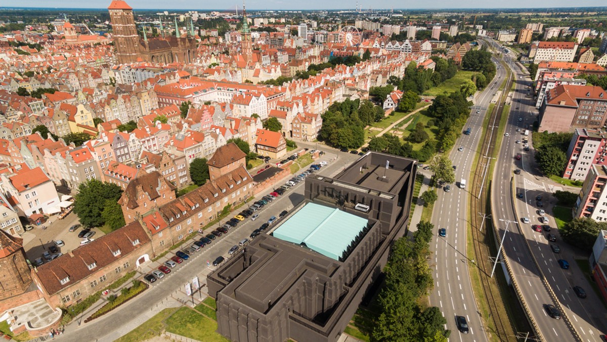 W Gdańsku o jakości i zanieczyszczeniu powietrza pyłami informuje bezpłatna mobilna aplikacja ekoGdańsk. Monitoring prowadzony w oparciu o 15 stacji został uruchomiony na prośbę mieszkańców. Podawane są wartości godzinne stężeń pyłu zawieszonego.