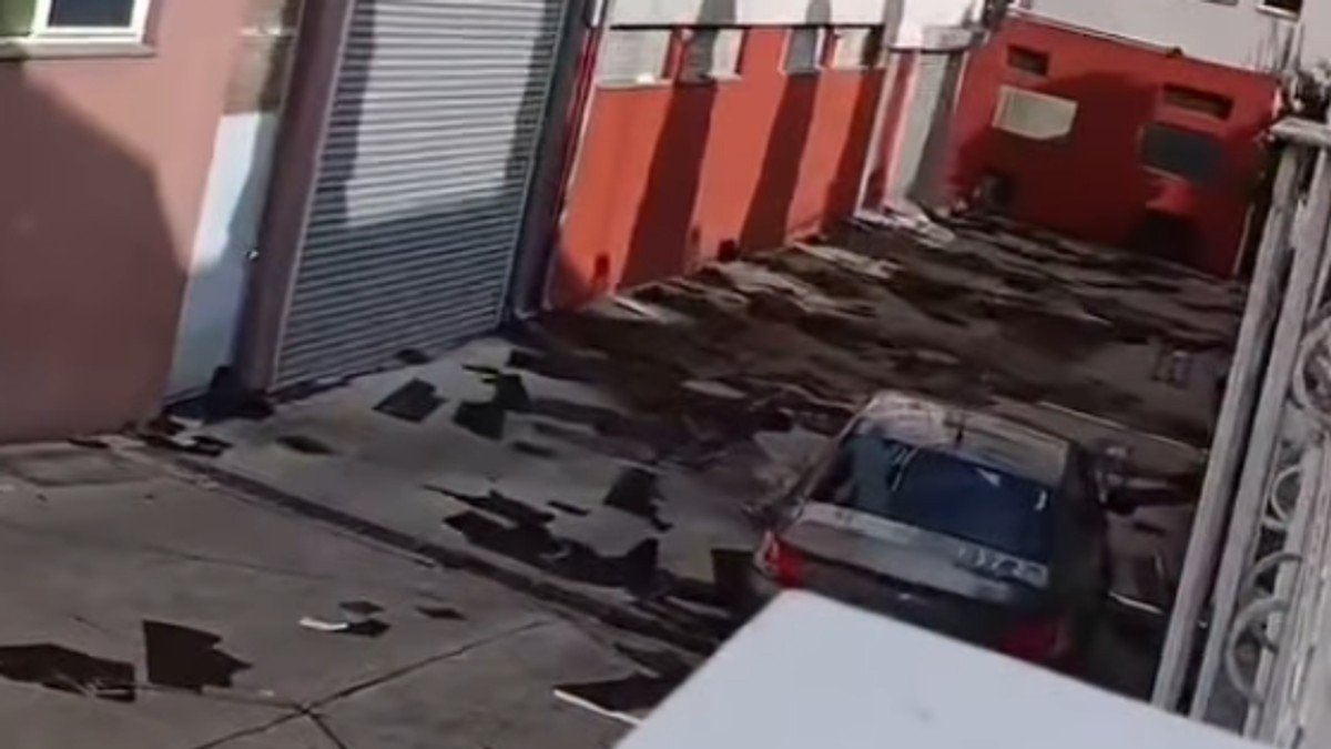 Obrušavanje krova zgrade u Smederevu nakon nevremena