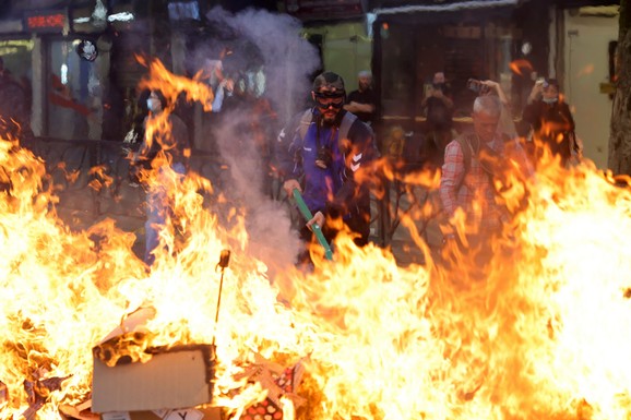 (FOTO, VIDEO) TIRANA GORI! Žestoko nasilje na ulicama, institucije ZAPALJENE I DEMOLIRANE, iznosi se nameštaj, ruše se barikade: Demonstracije prerasle u sukob
