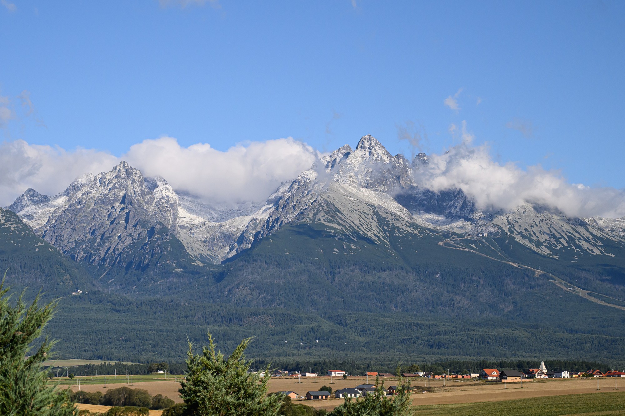 Snehový poprašok na tatranských štítoch, uprostred Lomnický štít - Poprad, 24. augusta 2025.