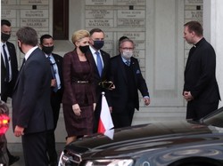 Efekt spłaszczenia. Drobiazg zepsuł stylizację Agaty Dudy z rocznicy urodzin Jana Pawła II. FOTO