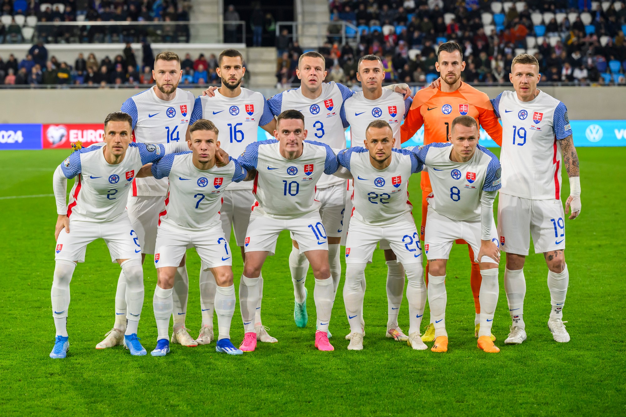 Reprezentanti Slovenska  pózujú pre skupinovú fotografiu pred zápasom s Luxemburskom.
