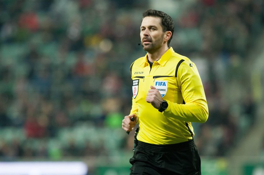 Uznany arbiter ekstraklasy Daniel Stefański (42 l.) oświadczył się dużo młodszej koleżance po fachu – pięknej Karolinie Bojar (22 l.)