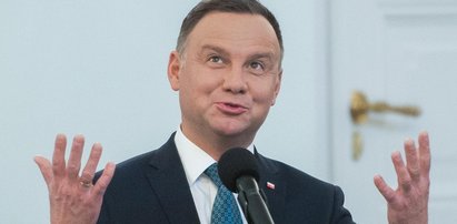 Przyłapany! Prezydent Duda ogląda w nocy męską muskulaturę