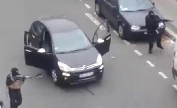 Zamachowcy przed siedzibą redakcji "Charlie Hebdo"
